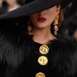 Bella Thorne Instagram - Thank you for having me @danielroseberry @schiaparelli - WAIT UNTIL U GUYS SEE THE NEW COLLECTION 😍 i’ll be posting some of that in a bit. Stay tuned.❤️❤️ #schiaparelli #hautecouture #pfw Paris,France