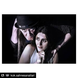Berkan Şal Instagram - #Repost @kok.sahnesanatlari (@get_repost)
・・・
''Belki ölümsüzümdür! Belki de bir varlığımdır! Belki de sadece sıradan bir insanımdır. Zavallı, sıradan bir mezarcıyımdır. Belki de deliyimdir.. uçuk kaçık konuşan bir deli kimbilir.. Bilemezsin, bilemeyiz.'' #Koleksiyoncu ilk gösterimi ile bu akşam Yılmaz Güney Sanhesi'nde 20:00'da sizlerle buluşuyor! 🎭🎨 Gişede bilet satışlarımız olacaktır. 🎫
@berkansal @ozbirerciyas @hakanboyav @dorukgursoz #Koleksiyoncu #Tiyatro #Sanat #Sahne #Ankara #Etkinlik #18OcakCuma #Prömiyer #İlkGösterim #Biletix #Art