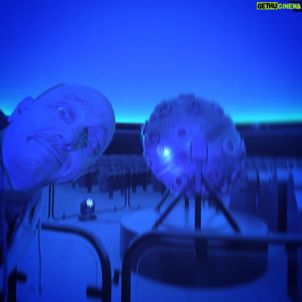 Bernhard Hoëcker Instagram - Gibt es einen passenderen Tag als heute, um ein Planetarium zu besuchen? Glückwunsch an die ganzen Schwarzlochfototeammemebers! @planetarium.berlin #schwarzesloch #blackhole Zeiss-Großplanetarium