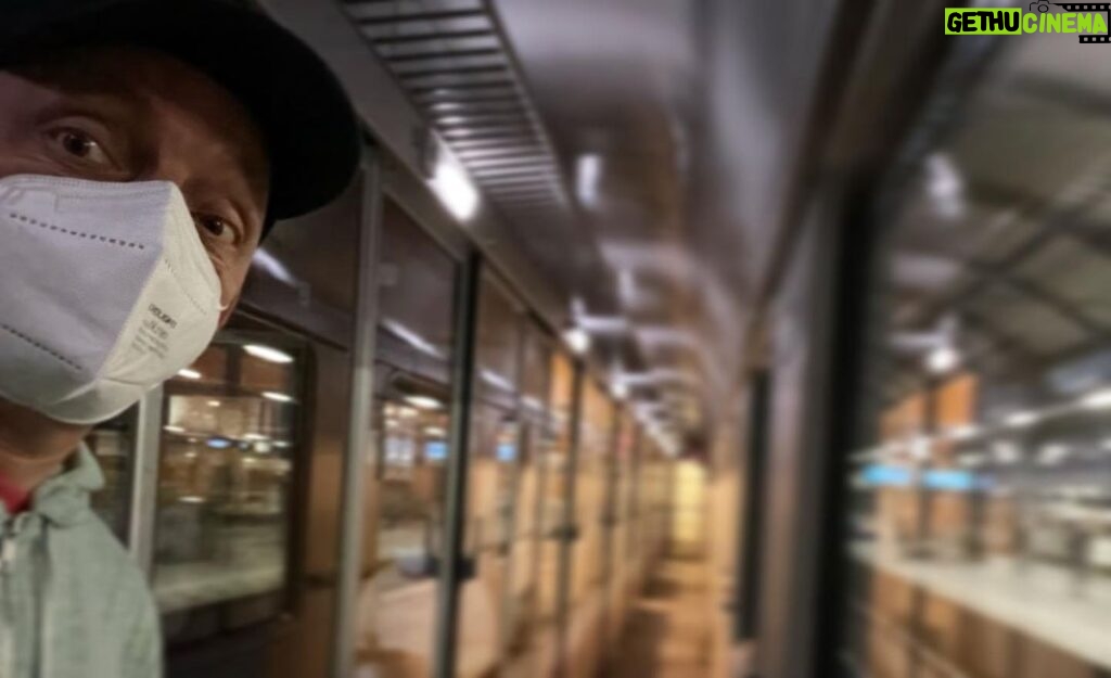 Bernhard Hoëcker Instagram - Es geht wieder los! Auf nach Hamburg, zu neuen Folgen von „Wer weiss denn Sowas?“. Ich freu mich auf @kaipflaume, @elton_tv und den Rest der wilden Bande. #werweissdennsowas #zug #frühammorgen #reisen #bergwelten Bonn Hauptbahnhof
