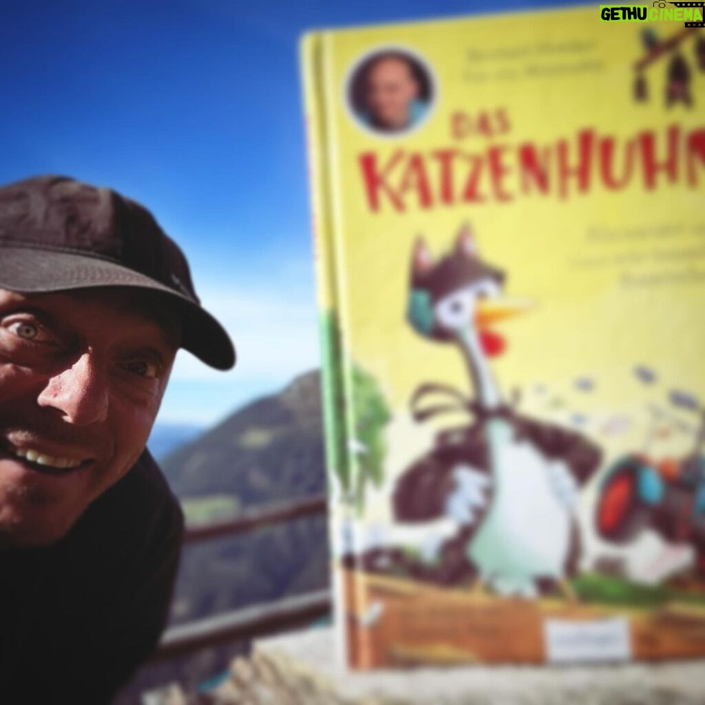 Bernhard Hoëcker Instagram - juchhuuu! Ab heute gibt es neue Abenteuer und Das Katzenhuhn hilft auf dem Nordhof wieder wo es nur kann. Als Bergmensch lese ich das natürlich in den Alpen, wo lest ihr (vor)? #daskatzenhuhn @dominikruppillustration @thienemannesslinger_kinderbuch #kinderbuch #vorlesen