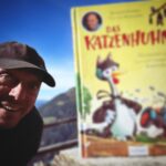 Bernhard Hoëcker Instagram – juchhuuu!
Ab heute gibt es neue Abenteuer und Das Katzenhuhn
hilft auf dem Nordhof wieder wo es nur kann.
Als Bergmensch lese ich das natürlich in den Alpen, wo lest ihr (vor)?
#daskatzenhuhn
@dominikruppillustration @thienemannesslinger_kinderbuch #kinderbuch  #vorlesen