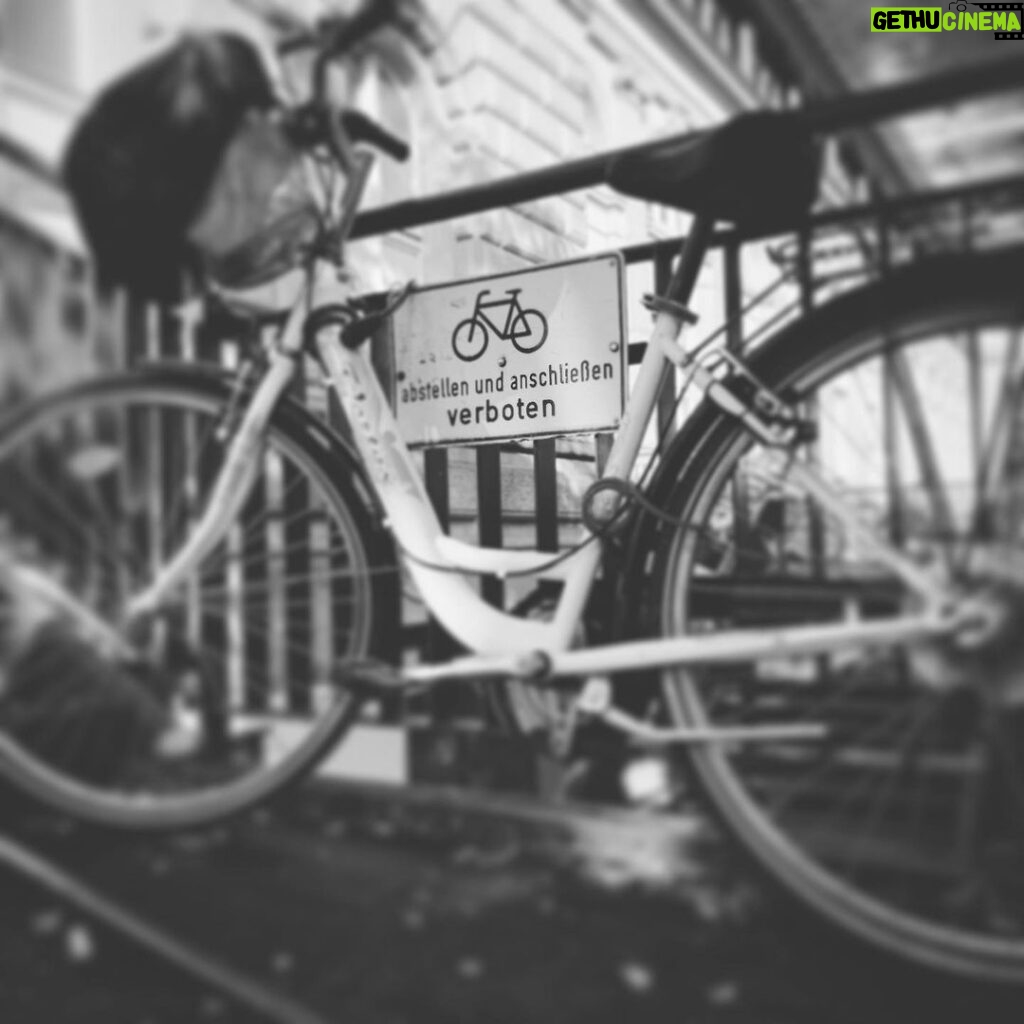Bernhard Hoëcker Instagram - Es sind die kleinen Dinge, die mich am Alltag freudig stimmen.... #fahrrad #verboten #trotzdem