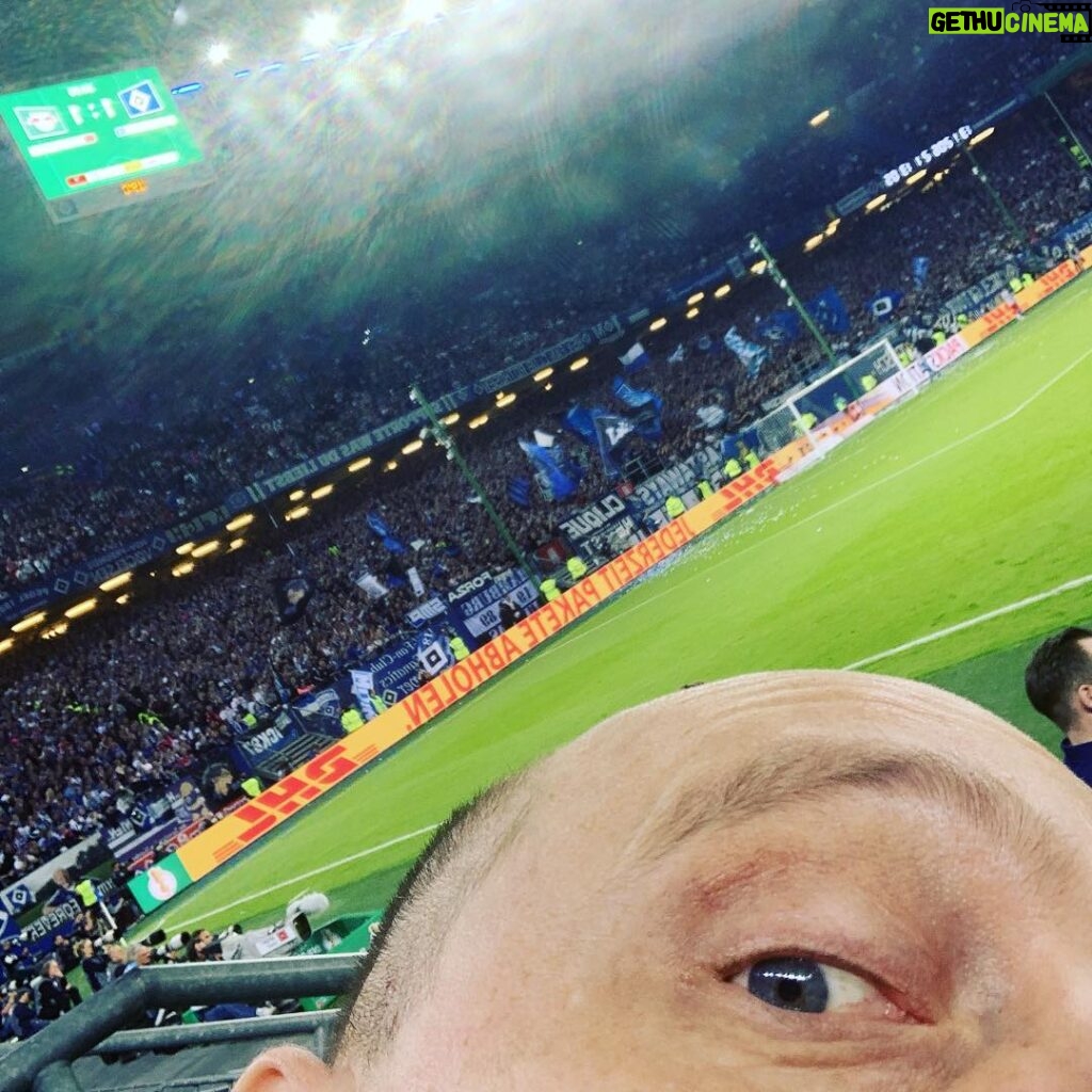 Bernhard Hoëcker Instagram - Nach dem 1:1 hat man mir mein Ohr taub gebrüllt.... #rbleipzig #hsv #volksparkstadion