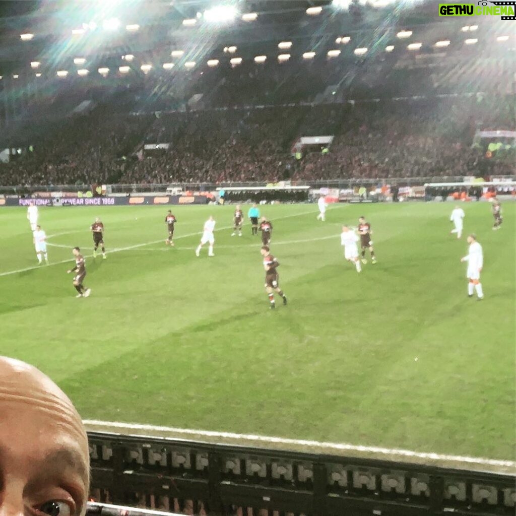 Bernhard Hoëcker Instagram - @elton_tv zeigt mir das mit dem #fussball . Bin heute abend #fcstpauli fan. was sonst? freude! Millerntor-Stadion