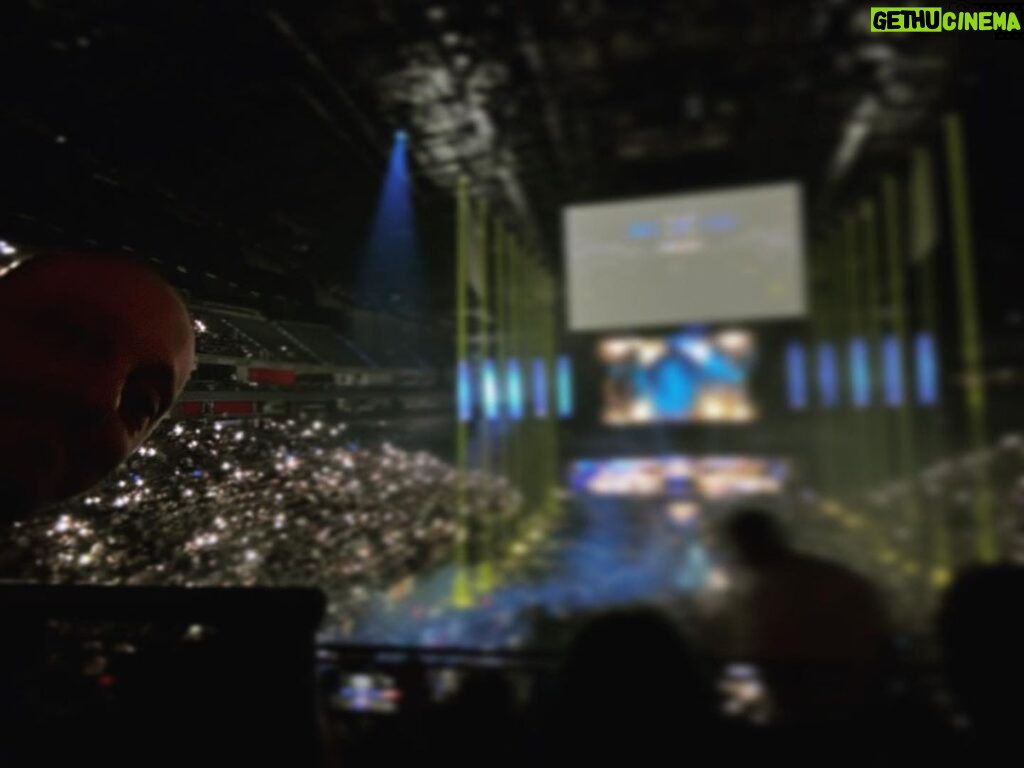 Bernhard Hoëcker Instagram - Gleich gehts los: Das Finale der @eslcs in CS:GO live in der Köln Arena ! Uaaahhhh, was ein Event. LANXESS arena