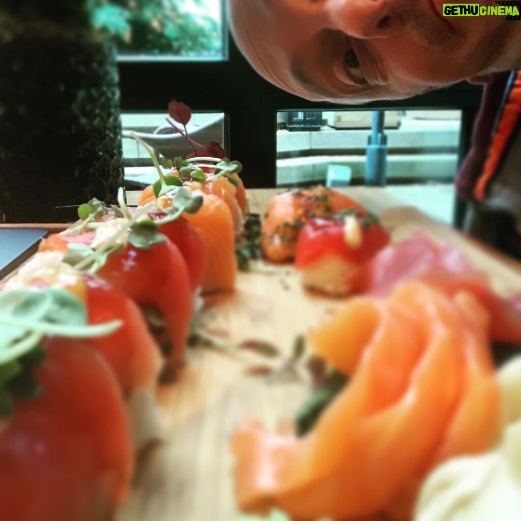Bernhard Hoëcker Instagram - Kurz vor Abfahrt zu „Wer weiss denn Sowas?“ noch genüsslich was gegessen. #werweissdennsowas @kaipflaume @elton_tv #sushi East Hamburg