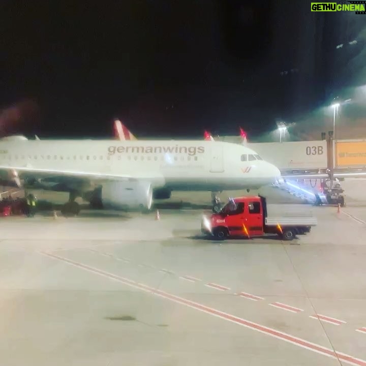 Bernhard Hoëcker Instagram - Immer diese Stalker... @kaipflaume Hamburg Airport