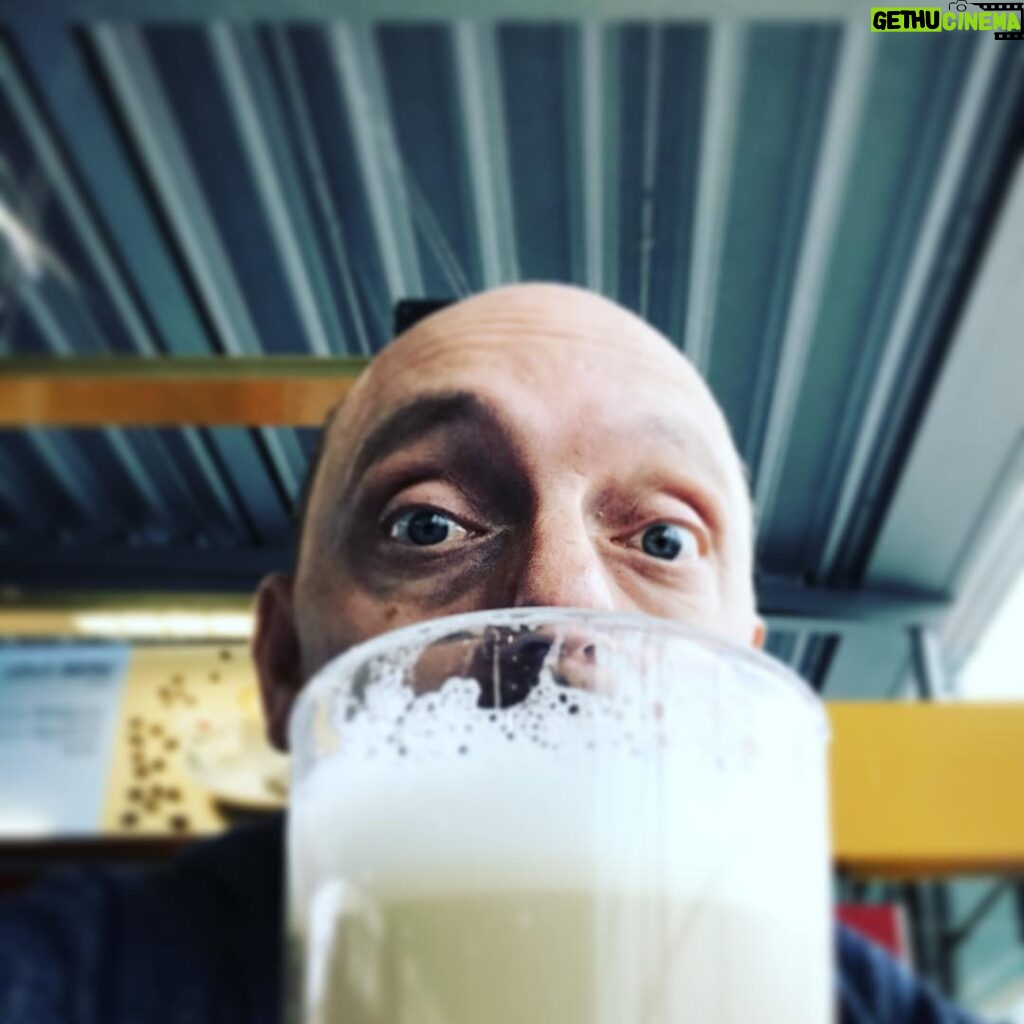 Bernhard Hoëcker Instagram - Noch nen kleinen Koffeinschub. Dann gehts nach Hamburg zu neuen Folgen von „Wer weiss denn Sowas?“. Freue mich auf @kaipflaume und @elton. Apropos Elton: Wie lief denn das @fcstpauli gegen @fckoeln? @werweissdennsowas_official Köln Bonn Airport