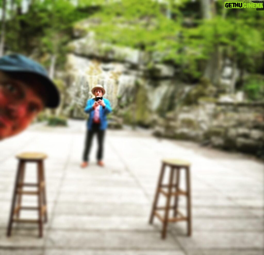 Bernhard Hoëcker Instagram - Unsere Ostsee-Insel-Tour führt uns heute ins schöne Frankenland, nach Trebgast. Eine wunderschöne Naturbühne habt ihr hier. Wir freuen uns wie Bolle auf den heutigen Abend mit „Gute Frage“. Wer will kann natürlich gerne noch vorbeikommen. @wigaldboning #gutefrage @dienaturbuehne #trebgast Die Naturbühne