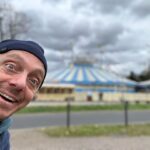 Bernhard Hoëcker Instagram – WOW! Heute habe ich einen kleinen Ausflug in den 
@circustheaterroncalli unternommen und war begeistert. Unfassbare Körperberrschung und eine Jonglage, die mich an meine Zeit im Hofgarten gegenüber erinnert hat. Wenn auch… also… weniger… Bälle…
Lieben Gruss ans ganze Ensemble, Team und Orchester!
#circus #jonglage #roncalli #selbstbezahltewerbung Bonn, Germany
