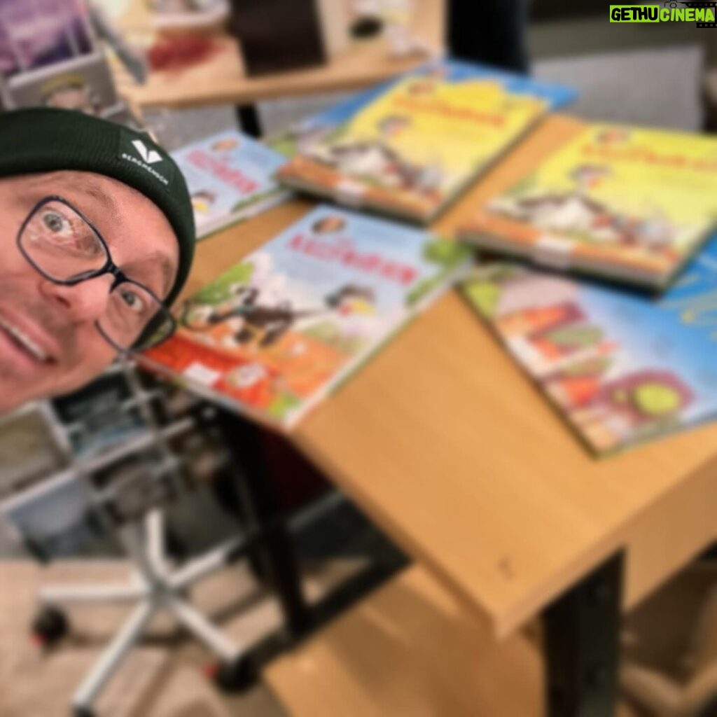 Bernhard Hoëcker Instagram - Heute war ich in der Buchhandlung meines Vertrauens und habe ein paar Signierwünsche erfüllt. #daskatzenhuhn #wasmachtpüüüp @thienemannesslinger_kinderbuch @buchhandlung_jost Kessenich
