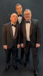 Bernhard Hoëcker Instagram - Vor genau 31.835 Tagen entstand dieser Smash Hit. Wir haben das zum Anlass genommen an die genialen Harmonisten zu erinnern… …oder einfach Spass beim Fotoshooting gehabt. @kaipflaume @elton_tv #comedianharmonists #kaktus #meinkleinergrünerkaktus @werweissdennsowas_official