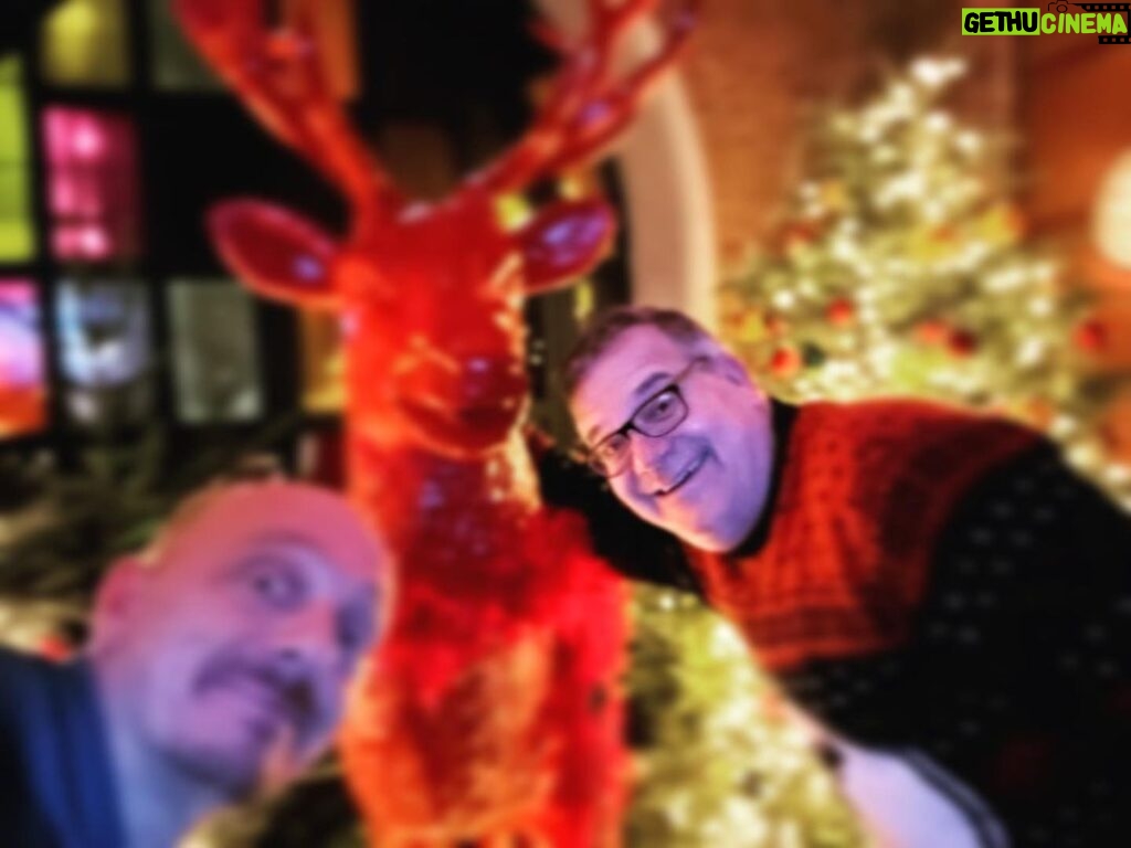 Bernhard Hoëcker Instagram - Ich wünsche allen ein schönes Weihnachtsfest gehabt haben zu haben. (wie ist eigentlich der grammatikalische Begriff zur abgeschlossene Zukunft in der Vergabgenheit? Perfektes Futur II ?) Ich freute mich auf den Jahreswechsel und wünsche ein gutes Hineingerutscht sein in 2023. Hier habe ich zur Feier des Tages mal den Fokus auf die wichtige Person gesetzt. @elton_tv East Hamburg