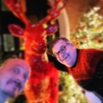 Bernhard Hoëcker Instagram – Ich wünsche allen ein schönes Weihnachtsfest gehabt haben zu haben. (wie ist eigentlich der grammatikalische Begriff zur abgeschlossene Zukunft in der Vergabgenheit? Perfektes Futur II ?)
Ich freute mich auf den Jahreswechsel und wünsche ein gutes Hineingerutscht sein in 2023.
Hier habe ich zur Feier des Tages mal den Fokus auf die wichtige Person gesetzt.
@elton_tv East Hamburg