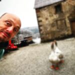 Bernhard Hoëcker Instagram – Ein Besuch bei Grimm und Gram auf dem Nordhof, bzw der  Kneispermühle. Mit der Besten Salatsosse überhaubt.
#daskatzenhuhn @kneispermuehle #grimm #gram