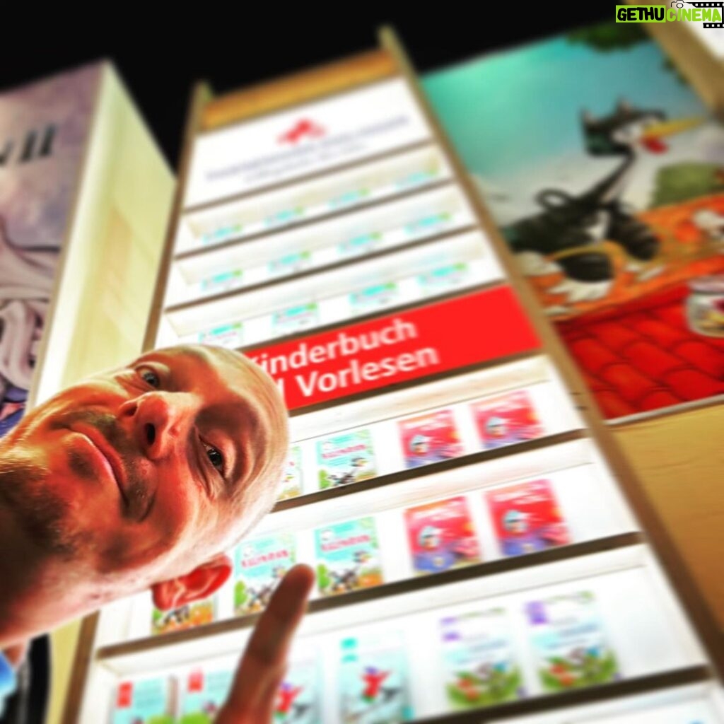 Bernhard Hoëcker Instagram - Heute auf der Frankfurter Buchmesse lag auch unser Katzenhuhn aus. Tolles Gefühl. #daskatzenhuhn @thienemannesslinger_kinderbuch @dominikruppillustration #kinderbuch #mutmachen