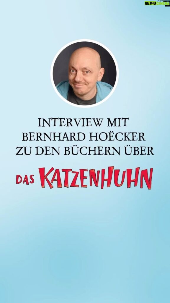 Bernhard Hoëcker Instagram - Ihr dachtet, ihr kennt Bernhard Hoëcker schon gut von Shows, wie „Wer weiß denn sowas?“ oder „Genial daneben“?💡 Aber wusstet ihr auch, wie er und seine Frau Eva von Mühlenfels auf die Idee zu ihren Büchern über „Das Katzenhuhn“ gekommen sind oder wie er sich auf das Schreiben von einem Buch vorbereitet?🐈‍⬛🐓 Findet all das jetzt in unserem Interview mit Bernhard Hoëcker heraus!🎬 #bernhardhoecker #evavonmuehlenfels #katzenhuhn #hörbuch #hörbuchfürkinder