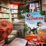 Bernhard Hoëcker Instagram – Wie schön. In der Buchhandlung meines Vertrauens auf diesen Helden zu treffen!
@buchhandlung_jost @dominikruppillustration #katzenhuhn #daskatzenhuhn #bücherfürsleben Kessenich