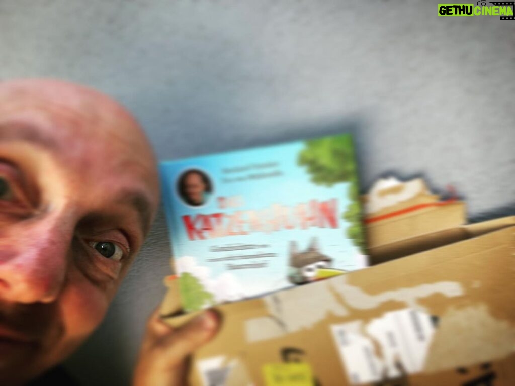 Bernhard Hoëcker Instagram - Wie immer bestelle ich mir mein eigenes Buch und erfreuen mich jedesmal, wenn es dann endlich im Briefkasten liegt! Dann ist es WIRKLICH erschienen. #katzenhuhn @thienemannesslinger_kinderbuch #bücherfürsleben #vorlesen #vorlesenfürkinder @dominikruppillustration Bonn, Germany