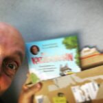Bernhard Hoëcker Instagram – Wie immer bestelle ich mir mein eigenes Buch und erfreuen mich jedesmal, wenn es dann endlich im Briefkasten liegt!
Dann ist es WIRKLICH erschienen.
#katzenhuhn @thienemannesslinger_kinderbuch #bücherfürsleben #vorlesen #vorlesenfürkinder @dominikruppillustration Bonn, Germany