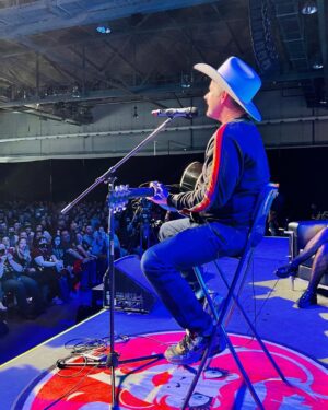 Billy Boyd Instagram - @seanastin took a picture of me singing in Calgary, on my phone. How did he get my phone? How did he know the password? When will we 4 hobbits meet again? In a couple of weeks ! In Florida! See you there. X