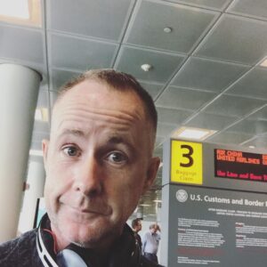 Billy Boyd Instagram - Heading through NY, but just in transit to my bed! Coming back next weekend though for @newyorkcomiccon . You coming? Looks like it’s going to be a fantastic time. See you there. #nycc19 #intransit #nyc