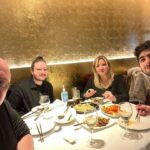 Birol Güven Instagram - Ülkemizin gururu iki genç Türk besteci @c.e.m.g.u.v.e.n ve Emre Şener ile konser sonrası Londra’da bir akşam yemeği @burcuguven2 @oykuguvennn