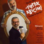 Birol Güven Instagram - Necmi Yapıcı, Ayrılsak da Beraberiz dizisinde “Yırttık Abicim Yırttık” repliğiyle akıllarda yer eden,üzerinden 25 yıl geçmesine rağmen hala çok sevilen ve yaşamaya devam eden Feridun Bitir karakteri ile karşı karşıya gelirse ne olur ? Üstelik Feridun Bitir artık 50 yaşındadır.. Yırtamayanların bahtsız prensi Feridun sizce bu sefer yırtabilecek mi? @necmiyapici @yapici_tiyatro nun yeni prodüksiyonu YIRTTIK ABİCİM “İçimdeki Feridun Bitir” Çok yakında tiyatro sahnesinde 🤓 Birol Güven in yazdığı Necmi Yapıcı’nın yönetip oynadığı, Hakan Yılmaz ve Nihan Durukan’ın Dijital konuk oyuncu olarak yer aldığı , Afiş fotoğraflarını Emre Mollaoğlu’nun çektiği, Afiş Tasarımını Galip Aksuların yaptığı YIRTTIK ABİCİM “ İçimdeki Feridun Bitir” sizleri hem düşündürecek hem hayata bakışınızı sorgulatacak hem de bol bol da güldürecek @birolguvenmint @oyunadami @nihandurukan @emremollaoglu @galipaksular @yapici_tiyatro @emrah._surucu Ayrıca Afiş çekimlerindeki katlılarından dolayı @kuzguncukoptik ve @sanat_dolap a çok teşekkür ederiz
