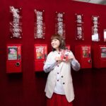 Bonnie Wong Instagram - 滙豐 @hsbc_hk 搞Art Fair 當然唔係新鮮事，但今次大玩食字以「呃」做主題，將Art Fair 變成「呃Fair」就真係第一次*！ 成個展覽除咗有睇嘅油畫「呃piece」、聽嘅錄音「呃piece」、打卡用嘅影相「呃piece」、同真人傾偈嘅「互動呃piece」、充滿回憶嘅抽卡「呃piece」，仲有可以一秒變成光B或者我嘅「換面呃piece」🤣 今次展覽仲透過展品去教大家點避免被人呃，好耐都無試過去一個Art Fair玩得咁開心，有嘢拎又有嘢學🤩真係做到「識睇呃，唔會被人呃」！ 等我搵日帶埋正媽嚟玩，迫佢扮光B先😂 如果你都想提高「呃sense」，記得去呢個呃Fair玩，記得去換面扮吓我，睇吓邊個最似🤣！ 【呃Fair】展覽詳情 地點｜啟德AIRSIDE G009鋪 日期｜11月22日至12月11日 時間｜早上11點至晚上8點 費用｜免費入場 *滙豐銀行首次於香港舉行以「呃Fair」為名的展覽。 #滙豐首個呃Fair #HsbcFraudFair  #千奇百騙藝術展 #提高呃sense #識睇呃唔會被人呃 #人善都可以避人欺 #一秒變光B #下一秒變阿正