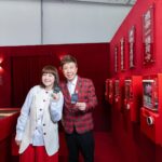 Bonnie Wong Instagram - 滙豐 @hsbc_hk 搞Art Fair 當然唔係新鮮事，但今次大玩食字以「呃」做主題，將Art Fair 變成「呃Fair」就真係第一次*！ 成個展覽除咗有睇嘅油畫「呃piece」、聽嘅錄音「呃piece」、打卡用嘅影相「呃piece」、同真人傾偈嘅「互動呃piece」、充滿回憶嘅抽卡「呃piece」，仲有可以一秒變成光B或者我嘅「換面呃piece」🤣 今次展覽仲透過展品去教大家點避免被人呃，好耐都無試過去一個Art Fair玩得咁開心，有嘢拎又有嘢學🤩真係做到「識睇呃，唔會被人呃」！ 等我搵日帶埋正媽嚟玩，迫佢扮光B先😂 如果你都想提高「呃sense」，記得去呢個呃Fair玩，記得去換面扮吓我，睇吓邊個最似🤣！ 【呃Fair】展覽詳情 地點｜啟德AIRSIDE G009鋪 日期｜11月22日至12月11日 時間｜早上11點至晚上8點 費用｜免費入場 *滙豐銀行首次於香港舉行以「呃Fair」為名的展覽。 #滙豐首個呃Fair #HsbcFraudFair  #千奇百騙藝術展 #提高呃sense #識睇呃唔會被人呃 #人善都可以避人欺 #一秒變光B #下一秒變阿正