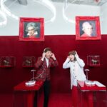 Bonnie Wong Instagram - 滙豐 @hsbc_hk 搞Art Fair 當然唔係新鮮事，但今次大玩食字以「呃」做主題，將Art Fair 變成「呃Fair」就真係第一次*！ 成個展覽除咗有睇嘅油畫「呃piece」、聽嘅錄音「呃piece」、打卡用嘅影相「呃piece」、同真人傾偈嘅「互動呃piece」、充滿回憶嘅抽卡「呃piece」，仲有可以一秒變成光B或者我嘅「換面呃piece」🤣 今次展覽仲透過展品去教大家點避免被人呃，好耐都無試過去一個Art Fair玩得咁開心，有嘢拎又有嘢學🤩真係做到「識睇呃，唔會被人呃」！ 等我搵日帶埋正媽嚟玩，迫佢扮光B先😂 如果你都想提高「呃sense」，記得去呢個呃Fair玩，記得去換面扮吓我，睇吓邊個最似🤣！ 【呃Fair】展覽詳情 地點｜啟德AIRSIDE G009鋪 日期｜11月22日至12月11日 時間｜早上11點至晚上8點 費用｜免費入場 *滙豐銀行首次於香港舉行以「呃Fair」為名的展覽。 #滙豐首個呃Fair #HsbcFraudFair  #千奇百騙藝術展 #提高呃sense #識睇呃唔會被人呃 #人善都可以避人欺 #一秒變光B #下一秒變阿正