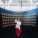 Bonnie Wong Instagram - 滙豐 @hsbc_hk 搞Art Fair 當然唔係新鮮事，但今次大玩食字以「呃」做主題，將Art Fair 變成「呃Fair」就真係第一次*！ 成個展覽除咗有睇嘅油畫「呃piece」、聽嘅錄音「呃piece」、打卡用嘅影相「呃piece」、同真人傾偈嘅「互動呃piece」、充滿回憶嘅抽卡「呃piece」，仲有可以一秒變成光B或者我嘅「換面呃piece」🤣 今次展覽仲透過展品去教大家點避免被人呃，好耐都無試過去一個Art Fair玩得咁開心，有嘢拎又有嘢學🤩真係做到「識睇呃，唔會被人呃」！ 等我搵日帶埋正媽嚟玩，迫佢扮光B先😂 如果你都想提高「呃sense」，記得去呢個呃Fair玩，記得去換面扮吓我，睇吓邊個最似🤣！ 【呃Fair】展覽詳情 地點｜啟德AIRSIDE G009鋪 日期｜11月22日至12月11日 時間｜早上11點至晚上8點 費用｜免費入場 *滙豐銀行首次於香港舉行以「呃Fair」為名的展覽。 #滙豐首個呃Fair #HsbcFraudFair  #千奇百騙藝術展 #提高呃sense #識睇呃唔會被人呃 #人善都可以避人欺 #一秒變光B #下一秒變阿正