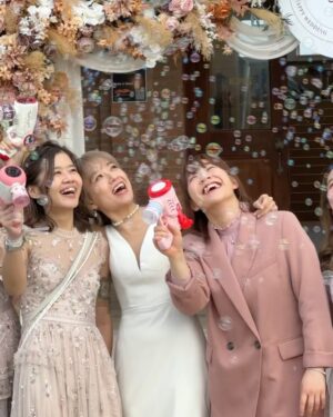 Bonnie Wong Instagram - 第一次伴娘體驗！Mission Accomplished 🔥堂家姐完美演繹震撼級美貌❤️‍🔥其他姊妹亦難以置信地可靠🤘🏻能夠有大家carry，我覺得好幸福🥹

恭喜堂家姐堂姐夫🧡嚟緊新年又可以逗多封利是☺️琴日冇搶到花球，所以請讓我一直做個不長進的堂細妹，我好樂意繼續排隊逗利😂

另外，只可以講我眼光超好，第一次見到 @stevenngcc 我就話佢一定係我堂姐夫！五年後終於應驗了！好開心🥰

再次恭喜吳生吳太🧡
@imrubyyy @stevenngcc 

#圖一即影即有超推介
#條裙似唔似唱choir