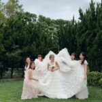 Bonnie Wong Instagram - 第一次伴娘體驗！Mission Accomplished 🔥堂家姐完美演繹震撼級美貌❤️‍🔥其他姊妹亦難以置信地可靠🤘🏻能夠有大家carry，我覺得好幸福🥹 恭喜堂家姐堂姐夫🧡嚟緊新年又可以逗多封利是☺️琴日冇搶到花球，所以請讓我一直做個不長進的堂細妹，我好樂意繼續排隊逗利😂 另外，只可以講我眼光超好，第一次見到 @stevenngcc 我就話佢一定係我堂姐夫！五年後終於應驗了！好開心🥰 再次恭喜吳生吳太🧡 @imrubyyy @stevenngcc #圖一即影即有超推介 #條裙似唔似唱choir