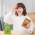 Bonnie Wong Instagram - 有冇人同我一樣每次試新零食都期待又怕受傷害？驚萬一試新嘢唔好食之餘仲嘥quota 嗱嗱嗱，今次我用自己啲quota幫你試咗隻好味嘅新嘢！❤️‍🔥就係全新嘅嘉頓夾心全麥曲奇🍪加入全麥粉、含膳食纖維、嚴選新西蘭牛油製造仲無添加防腐劑同人造色素。仲有雙重朱古力味同抹茶味揀🍫🍵 ，塊餅食落唔太甜仲有麥香，中間嘅忌廉夾心又夠香濃，好有驚喜！🤭 後記：影相當日一邊拍一邊食，在場工作人員都話好食！最後啲餅乾…俾大家拎晒！😂唔緊要，好多地方都有得賣！我自己買嚟食🥰 #嘉頓 #嘉頓有限公司 #garden #gardenhk #新產品 #嘉頓夾心全麥曲奇 #嘉頓抹茶夾心全麥曲奇 #嘉頓雙重朱古力夾心全麥曲奇 #膳食纖維 #更健康之選