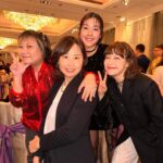 Bonnie Wong Instagram - Shine bright like a diamond💎 ✨ 今年台慶好bling bling💫 第一次有好姊妹同我一齊化妝整頭再去台慶 好有gossip girl嘅既視感（？）☺️ 玩得好盡興🤘🏻開心嘅晚上呀～ 商台Happy Birthday 🫶🏻 今晚最驚喜係有前輩拎60年長期服務獎 用把聲陪伴大家60年❤️好浪漫 嗯 電台就是如此浪漫🫶🏻 Makeup @carmencmakeup_cc Hair @zenkizen0401