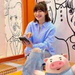 Bonnie Wong Instagram - 估吓阿正嚟緊嘅目標？有獎㗎！ 🥹 細個果陣試過為咗買偶像推出嘅Tee，食咗成個禮拜菠蘿包，最後先慳夠錢買到件衫！😂雖然都幾瘋狂，但原來有目標同夢想，儲錢就自然有動力得多🔥 講起夢想，仲做緊咖啡店part-time嘅時候，就已經有開cafe嘅諗法🧡 默默儲咗幾年錢，今年終於開到舖啦！🥹雖然過程真係唔簡單，但係為咗達成夢想，冇野難倒阿正嘅！大家又估吓下面三個選項邊樣係阿正下個目標？ A. 做偶像劇女主角🥹 B. 參加健美比賽 💪🏻 C. 開talk show 🥹 遊戲詳情： i.留言你嘅字母選項同一句鼓勵阿正儲錢追夢嘅金句（連標點唔好多過40字呀！) ii.Follow/追蹤「阿存與阿保」 Instagram賬戶(@hkdpb.savings )； iii. Tag一位朋友 阿存與阿保會從中揀選20個答啱字母選項及最有創意嘅留言為得獎者，並送出港幣$50 元飲品電子現金券一張㗎！ 截止日期：2023年 11月15日晚上11時59分 條款及細則：https://bit.ly/49k52zc