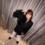 Bonnie Wong Instagram - Shine bright like a diamond💎 ✨ 今年台慶好bling bling💫 第一次有好姊妹同我一齊化妝整頭再去台慶 好有gossip girl嘅既視感（？）☺️ 玩得好盡興🤘🏻開心嘅晚上呀～ 商台Happy Birthday 🫶🏻 今晚最驚喜係有前輩拎60年長期服務獎 用把聲陪伴大家60年❤️好浪漫 嗯 電台就是如此浪漫🫶🏻 Makeup @carmencmakeup_cc Hair @zenkizen0401