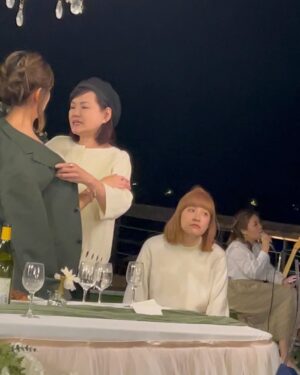 Bonnie Wong Instagram - 睇返啲片慶幸自己眼瞓（強調只係眼瞓）嘅時候
都幾守規矩（好似仲好過平時？）😂😂
又或者咁講 其實我平時唔飲都好似飲咗咁😂
所以冇咩落差😂😂

同事黑圖唔出賣啦
淨係出賣大哥喺隔籬檯偷望 @hillarylau 
變態叔叔呀！❤️‍🔥 @sammy903 

#嗰晚我真係第一個迷
#一半相都係瞌埋眼
#有條片係清醒時拍
#但你未必分到邊條片先係清醒