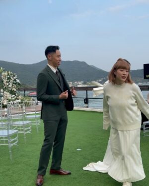 Bonnie Wong Instagram - 睇返啲片慶幸自己眼瞓（強調只係眼瞓）嘅時候
都幾守規矩（好似仲好過平時？）😂😂
又或者咁講 其實我平時唔飲都好似飲咗咁😂
所以冇咩落差😂😂

同事黑圖唔出賣啦
淨係出賣大哥喺隔籬檯偷望 @hillarylau 
變態叔叔呀！❤️‍🔥 @sammy903 

#嗰晚我真係第一個迷
#一半相都係瞌埋眼
#有條片係清醒時拍
#但你未必分到邊條片先係清醒