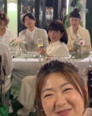 Bonnie Wong Instagram - 睇返啲片慶幸自己眼瞓（強調只係眼瞓）嘅時候
都幾守規矩（好似仲好過平時？）😂😂
又或者咁講 其實我平時唔飲都好似飲咗咁😂
所以冇咩落差😂😂

同事黑圖唔出賣啦
淨係出賣大哥喺隔籬檯偷望 @hillarylau 
變態叔叔呀！❤️‍🔥 @sammy903 

#嗰晚我真係第一個迷
#一半相都係瞌埋眼
#有條片係清醒時拍
#但你未必分到邊條片先係清醒