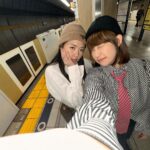 Bonnie Wong Instagram - 見到家姐出post，醒起我都大把相未出😂（Sorry工作以外的事我都很懶） 1. 我有冇成功扮到壞壞的㗎妹？ 2. 姊妹裝with @hillarylau 好多人以為我哋係一pair😂 3. 就算食包食到變包包面，我都最鍾意食包 4.鎌倉真係好大風 5. 冇呃你，都話真係好大風 6. 唔小心嗌咗一個大過我塊面嘅waffle嘅表情 7. 非常尷尬的一張自拍，因為我當時好急…但因為周圍都冇廁所，唯有求其入咗間Cafe食完嘢先可以借廁所… 8. 剛巧隔離位乘客睇緊膠戰，佢睇咗三集都唔知我哋兩個喺隔籬…🥹 9.成個trip最滿意嘅自拍，向曾經MK的我們致敬 10. 明就明（要保護朋友）