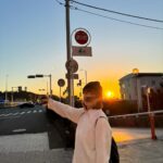 Bonnie Wong Instagram - 見到家姐出post，醒起我都大把相未出😂（Sorry工作以外的事我都很懶） 1. 我有冇成功扮到壞壞的㗎妹？ 2. 姊妹裝with @hillarylau 好多人以為我哋係一pair😂 3. 就算食包食到變包包面，我都最鍾意食包 4.鎌倉真係好大風 5. 冇呃你，都話真係好大風 6. 唔小心嗌咗一個大過我塊面嘅waffle嘅表情 7. 非常尷尬的一張自拍，因為我當時好急…但因為周圍都冇廁所，唯有求其入咗間Cafe食完嘢先可以借廁所… 8. 剛巧隔離位乘客睇緊膠戰，佢睇咗三集都唔知我哋兩個喺隔籬…🥹 9.成個trip最滿意嘅自拍，向曾經MK的我們致敬 10. 明就明（要保護朋友）