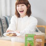 Bonnie Wong Instagram - 有冇人同我一樣每次試新零食都期待又怕受傷害？驚萬一試新嘢唔好食之餘仲嘥quota 嗱嗱嗱，今次我用自己啲quota幫你試咗隻好味嘅新嘢！❤️‍🔥就係全新嘅嘉頓夾心全麥曲奇🍪加入全麥粉、含膳食纖維、嚴選新西蘭牛油製造仲無添加防腐劑同人造色素。仲有雙重朱古力味同抹茶味揀🍫🍵 ，塊餅食落唔太甜仲有麥香，中間嘅忌廉夾心又夠香濃，好有驚喜！🤭 後記：影相當日一邊拍一邊食，在場工作人員都話好食！最後啲餅乾…俾大家拎晒！😂唔緊要，好多地方都有得賣！我自己買嚟食🥰 #嘉頓 #嘉頓有限公司 #garden #gardenhk #新產品 #嘉頓夾心全麥曲奇 #嘉頓抹茶夾心全麥曲奇 #嘉頓雙重朱古力夾心全麥曲奇 #膳食纖維 #更健康之選