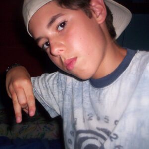 Borja Jiménez Mérida Instagram - Les presento a minibejo del 2006 aka B.J.M. (Borja Jiménez Mérida) cuando empecé a rapear. Tenía 11 años, camiseta ecko, muñequera, un grelo detrás de la oreja y hacía la letra M con la mano porque tenía un grupo llamado MataCristos (Mc’s) con mi amigo Davizañez (Dz) @dezetahiphop 

En aquella época empezamos a grabar nuestras primeras maquetas con la grabadora del mp3 y las instrumentales descargadas del eMule. Íbamos a la misma clase en el colegio y escribíamos las letras en los recreos, luego a la tarde iba a su casa y lo grabábamos. 

Hace poco volví a coincidir con Davizañez después de muchos años sin contactarnos. Yo había perdido esas grabaciones pero él las tenía bien guardadas. Me pasó aquellas maquetas y cuando volví a oírlas se me pusieron los pelos como tachas.

Uno de los temas de Davizañez se llamaba Chulito, y de ahí salió el estribillo del último tema de Locoplaya. La versión original de Dz está guapísima la tienen en la tercera foto.

Un abrazo Davizañez hace ya 16 años de estas andaduras 😵❤️