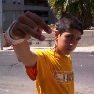Borja Jiménez Mérida Instagram - Les presento a minibejo del 2006 aka B.J.M. (Borja Jiménez Mérida) cuando empecé a rapear. Tenía 11 años, camiseta ecko, muñequera, un grelo detrás de la oreja y hacía la letra M con la mano porque tenía un grupo llamado MataCristos (Mc’s) con mi amigo Davizañez (Dz) @dezetahiphop 

En aquella época empezamos a grabar nuestras primeras maquetas con la grabadora del mp3 y las instrumentales descargadas del eMule. Íbamos a la misma clase en el colegio y escribíamos las letras en los recreos, luego a la tarde iba a su casa y lo grabábamos. 

Hace poco volví a coincidir con Davizañez después de muchos años sin contactarnos. Yo había perdido esas grabaciones pero él las tenía bien guardadas. Me pasó aquellas maquetas y cuando volví a oírlas se me pusieron los pelos como tachas.

Uno de los temas de Davizañez se llamaba Chulito, y de ahí salió el estribillo del último tema de Locoplaya. La versión original de Dz está guapísima la tienen en la tercera foto.

Un abrazo Davizañez hace ya 16 años de estas andaduras 😵❤️
