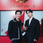 Bovorn Kongnawdee Instagram - “The Armani Gift House” จาก Armani Beauty ที่จัดขึ้นเพื่อต้อนรับเทศกาลแห่งความสุข พร้อมให้ทุกคนได้เลือกสรรของขวัญชุดพิเศษให้กับคนพิเศษ ด้วย Holiday Collection สุดเลอค่า ที่มีให้เลือกช้อปกว่า 14 เซ็ต ทั้งน้ำหอม Si EDP Intense และ Acqua Di Gio Parfum ตัวใหม่ล่าสุด รวมทั้งเมคอัพไอเท็มชิ้น Must-Have ตั้งแต่วันนี้ – 7 พ.ย. 66 ที่ชั้น 1 แฟชั่น ฮอลล์ สยามพารากอน • เฉพาะวันที่ 1 , 6 และ 7 พ.ย. 66 รับส่วนลด 10% ทุกยอดบิล • เฉพาะวันที่ 2 – 5 พ.ย. 66 รับส่วนลด 15% ทุกยอดบิล • พิเศษสุดสำหรับท่านใดที่ลงทะเบียนเข้างานล่วงหน้าผ่านลิงค์ คลิก https://bit.ly/46NU5o8 รับทันที น้ำหอมขนาดทดลอง 3 ชิ้น และยังมีของขวัญที่ระลึกมอบเพิ่มให้เมื่อมาร่วมสนุกภายในงาน #ArmaniBeautyTH #TheArmaniGiftHouse #HolidayCollection Siam Paragon