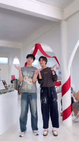 Bovorn Kongnawdee Instagram - 🎄Christmas painting🎨
Ho Ho Hoo! คริสต์มาสปีนี้ ออกไปหากิจกรรมน่ารักๆ ทำด้วยกันน้าา💝🎅🏻🪄
#fongjj #jjsundaymonday #bovorntalk #sunsetxvibestheseries #starhunterentertainment #christmas2023