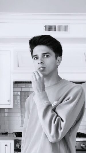 Brent Rivera Instagram - I hate when this happens😂